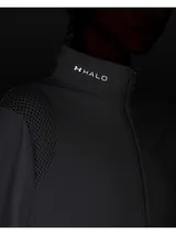 Campera deportiva de cierre completo con cuello alto, confeccionada en tejido de punto jacquard ligero y ultratranspirable. Presenta perforaciones estratégicas para ventilación, bolsillos laterales con cremallera invisible y logotipos reflectantes.