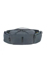Riñonera Thule Rail de 2 litros, color gris oscuro, diseñada para actividades deportivas. Cuenta con compartimento principal con cierre, bolsillos laterales para botellas de agua, bolsillo trasero para teléfono y detalles reflectantes.