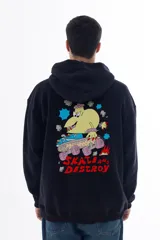 Buzo hoodie negro con capucha y bolsillo canguro. Estampado trasero con un monstruo caricaturesco en skate y la frase "Skate and Destroy". Logo VERNAL CLUB en el pecho.