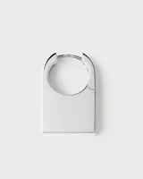 Aros geométricos distintivos de plata con forma cuadrada alargada.