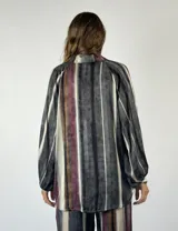 Blusa de mangas largas con cuello en V y estampado a rayas verticales en tonos gris, blanco y borgoña.