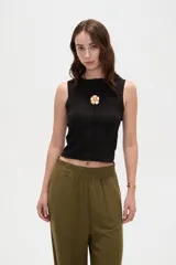 Musculosa blanca de poliéster con cuello redondo a la base y diseño de bretel ancho.