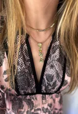 Collar de bronce y cristales con tiento de símil cuero beige y dije colgante ajustable.