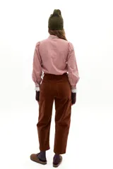Pantalón de corte barrel relajado confeccionado en corduroy de algodón con un toque de spandex. Presenta un diseño de tiro medio con bolsillos laterales y cierre frontal.