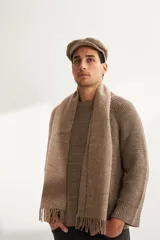 Bufanda unisex color marrón con flecos en los extremos.
