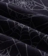 Pijama largo de hombre confeccionado en algodón, compuesto por una remera negra de manga larga con cuello redondo y estampa localizada de Spider-Man en el pecho, y un pantalón con estampado integral de telarañas y cintura elástica.