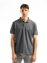 Chomba manga corta color borgoña con cuello clásico y borde azul marino.