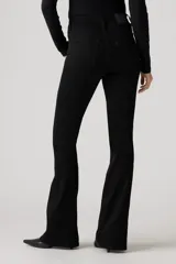 Jean de tiro alto con corte acampanado (flare), en color negro. Presenta un diseño clásico de cinco bolsillos y cierre frontal con botón y cremallera.