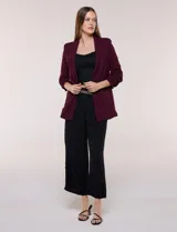 Blazer de crep color bordó de la marca BBJ, con cuello solapa, bolsillos delanteros y mangas tres cuartos con frunce.