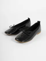 Balerinas negras charol con punta cuadrada y moño decorativo.