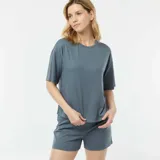 Pijama corto de dos piezas color gris, confeccionado en punto de canalé. Incluye una remera de manga corta y cuello redondo, y un short con cintura elástica.