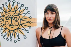 Top de bikini negro con breteles regulables y copas desmontables.