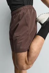 Pantalones deportivos cortos de Zara Athleticz, confeccionados en tejido técnico ligero y elástico. Presentan cintura elástica ajustable con cordón interior, bolsillos frontales, bajo con perforaciones decorativas y aberturas laterales, con detalle de logo estampado en la pierna.