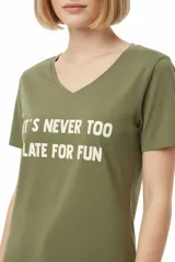Remera negra de algodón, con cuello en V, mangas cortas, corte al cuerpo y estampa frontal con la frase "Emotionally Unavailable" en letras rosadas.