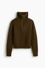 Buzo de punto acanalado en color verde oscuro, con cuello elevado y cierre frontal parcial. Presenta diseño de hombros caídos y terminaciones acanaladas en puños y bajo.