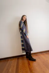 Vestido midi de algodón con estampado de cuadros escoceses en tonos azul, verde, naranja y violeta. Presenta un corte recto, cuello redondo y mangas largas.