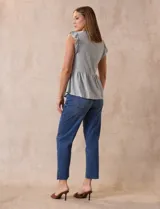 Blusa calada color celeste, marca Madden Girl. Cuello a la base, escote en V y lazo de ajuste. Sisa con volado.