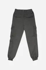 Pantalón cargo color beige con cintura elástica y cordón ajustable. Presenta múltiples bolsillos laterales con solapa y puños elásticos en los tobillos.