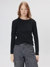 Remera manga larga de corte clásico y cuello a la base, color negro con costuras en contraste y logo bordado en el centro del pecho.