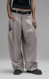 Pantalón de estilo sastrero con calce amplio y pierna recta. Presenta un tablón frontal que aporta estructura y bolsillos laterales de terminación limpia.