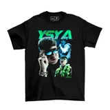 Remera negra de algodón con estampa frontal estilo vintage que presenta fotografías del artista Ysy A y su nombre en letras grandes con efecto neón.