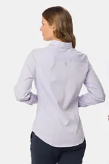 Camisa de manga larga entallada, confeccionada en una mezcla de algodón con spandex. Presenta cuello clásico, cierre frontal con botones al tono y puños abotonados.