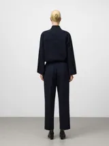 Pantalón de vestir azul marino con textura sutil, tiro alto y cintura elástica ajustable con cordón. Presenta pierna recta y nervio central en el frente.
