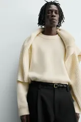 Jersey de punto con textura efecto pelo, corte relajado, cuello redondo y manga larga con acabados en rib.