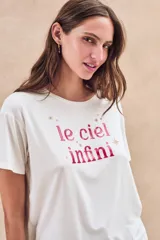 Remera blanca de corte clásico con estampado frontal de la frase 'le ciel infini' en color fucsia.