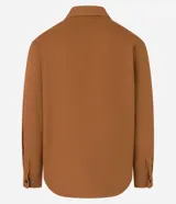 Camisa manga larga de sarga en color verde militar, con cuello inglés, cierre frontal de botones negros y dos bolsillos con solapa en el pecho.
