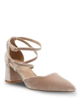Zapatos de tacón medio con diseño de punta fina, confeccionados en terciopelo color beige. Presentan un sistema de tiras cruzadas en el empeine y cierre con hebilla ajustable en el tobillo, con un taco cuadrado estable.