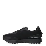 Championes New Balance modelo 327, color negro, con parte superior de malla y superposiciones de material sintético. Presenta el logo 'N' sobredimensionado en el lateral y suela exterior con tacos pronunciados.
