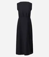 Vestido midi negro sin mangas, confeccionado en crepé con espalda descubierta y cierre trasero con cremallera. Ajuste entallado en la parte superior y falda recta con abertura lateral. Largo midi.