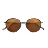 Lentes de sol Sunski modelo Baia Wire, con montura redonda color marrón y lentes color bronce polarizados.