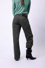 Jean de denim wide leg, color verde oscuro con efecto desgastado, de tiro medio.
