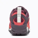 Championes de trekking Merrell Yokota 2, color bordó con detalles en coral, confeccionados en gamuza y malla.