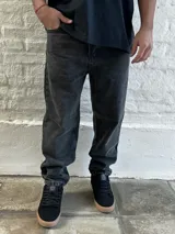 Pantalón de jean gris lavado, corte mom fit, tiro alto y pierna holgada.