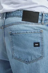 Pantalón de jean celeste, corte recto, con bolsillos delanteros y traseros.