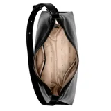 Cartera tipo hobo Guess modelo Kassie, color negro, con cierre superior y correa de hombro ajustable. Presenta un logo metálico triangular en el frente y un dije colgante en forma de oso.