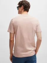Remera de algodón de corte regular, color gris oscuro, con cuello redondo y logo de la marca bordado discretamente en el pecho.