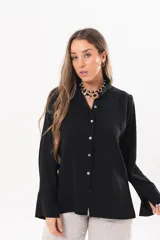 Camisa de manga larga color negro, de cuello redondo con frunces, abotonada en el frente y puños abiertos con tajo.