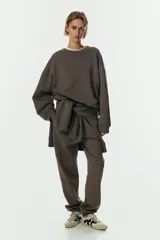 Buzo oversized de cuello redondo con interior cepillado suave, hombros caídos y puños y bajo acanalados.