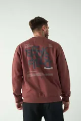 Buzo color gris con estampado de letras en la espalda, cuello redondo y puños en las mangas.