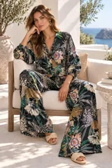 Conjunto de camisa y palazzo negro con estampado tropical de flores coloridas y detalles de leopardo.