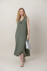 Vestido midi de lino color verde militar, sin mangas, con escote buche y bolsillos laterales, de corte relajado y fluido.