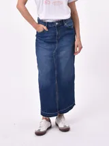 Falda larga de jean azul oscuro, corte recto y abertura frontal.