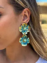 Aros colgantes con forma de flor doble, con mostacillas y canutillos bordados en tonos celeste, azul y blanco.