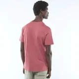 Remera roja de manga corta y cuello redondo, con estampa frontal inspirada en estilo deportivo universitario con la leyenda "Athletic 09".