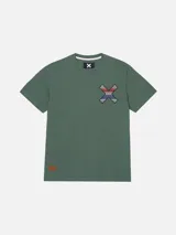 Remera blanca de algodón orgánico con cuello redondo y manga corta. Presenta un estampado en el pecho con una cruz formada por dos tablas de surf en tonos rojo, azul y negro.