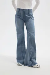 Pantalon de jean estilo oxford con tiro alto y ruedo deshilachado.